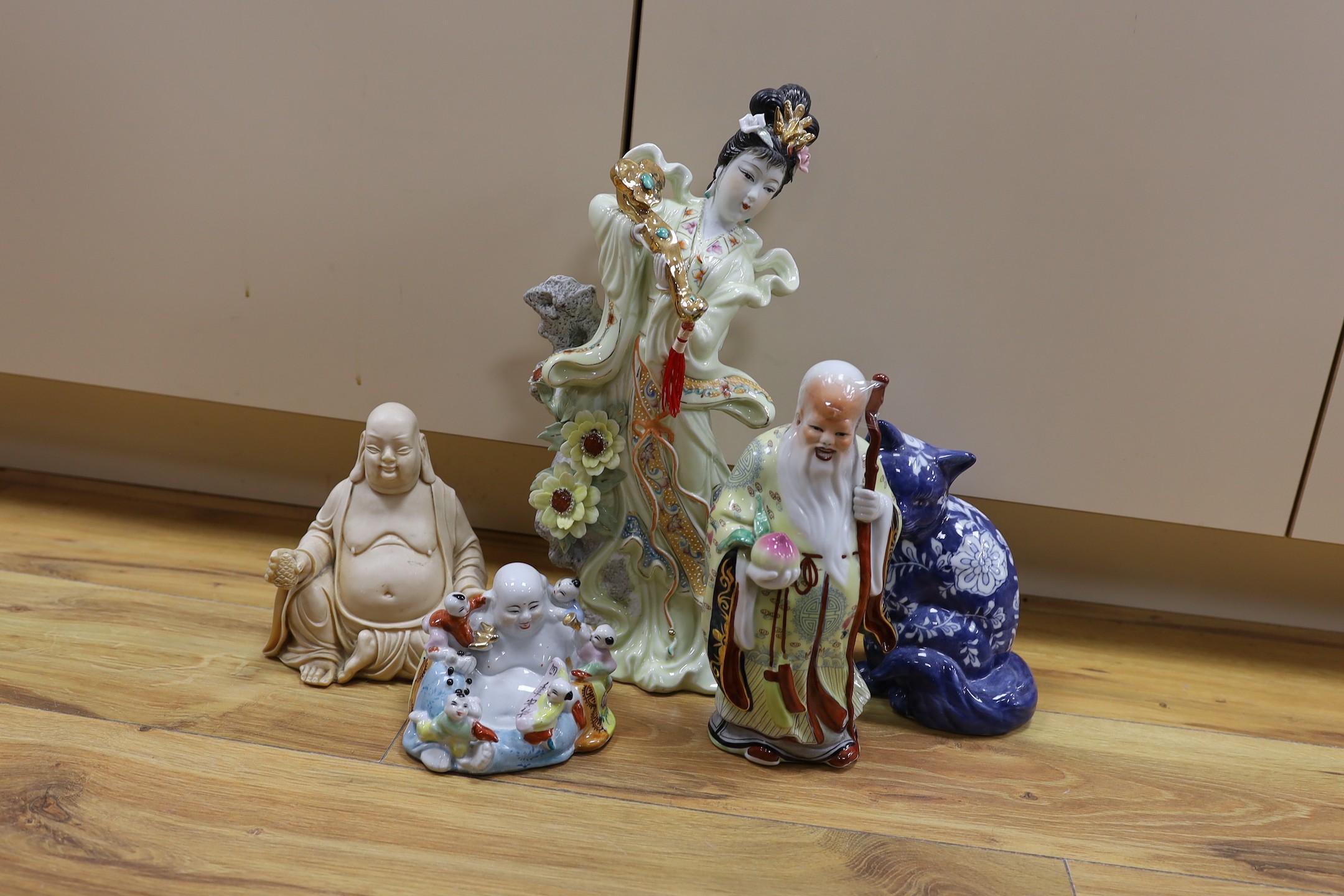 A quantity of decorative Chinese porcelain